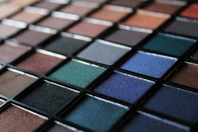 Nahaufnahme einer vielfältigen Lidschattenpalette in verschiedenen Farben.