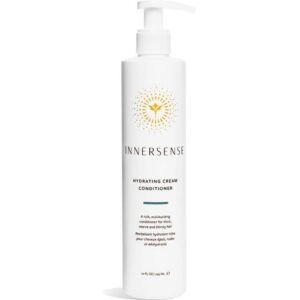 Weiße Conditioner-Flasche mit Pumpverschluss und goldenem Logo von Innersense.