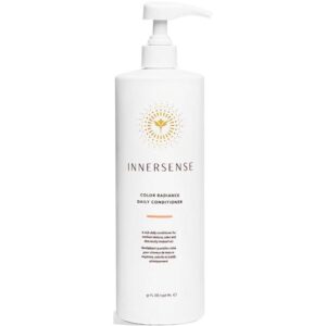 Weiße Flasche mit Pumpe, Innersense Logo, Text für Haarpflegeprodukt.