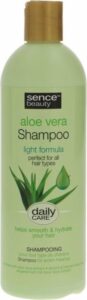 Grüne Shampooflasche mit Aloe Vera und Produktinformationen auf der Vorderseite