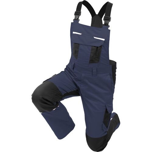 Blaue Latzhose mit schwarzen Taschen und Knieschonern.