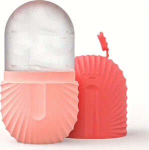 Rosa und klare Kunststoffform für Eiswürfel mit interessantem Design.