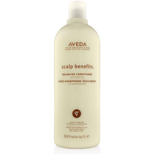 Plastikflasche Aveda Scalp Benefits Balancing Conditioner vor weißem Hintergrund.
