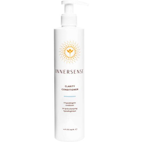 Weiße Flasche Innersense Clarity Conditioner mit Pumpverschluss.