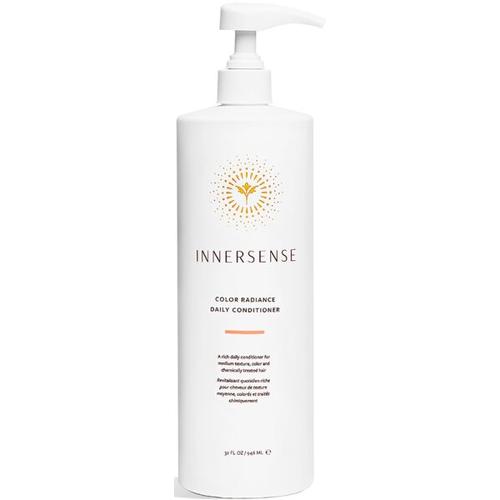Weiße Flasche mit Pumpe, Innersense Logo, Text für Haarpflegeprodukt.