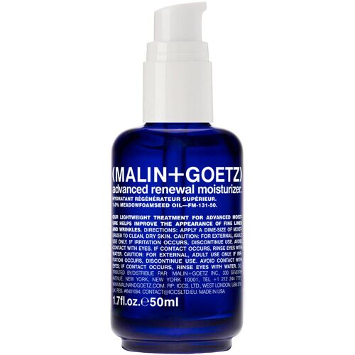 Blaue Spenderflasche mit weißem Etikett und Schriftzug für Hautpflegecreme. Blaue Spenderflasche mit weißem Etikett und Schriftzug für Hautpflegecreme.