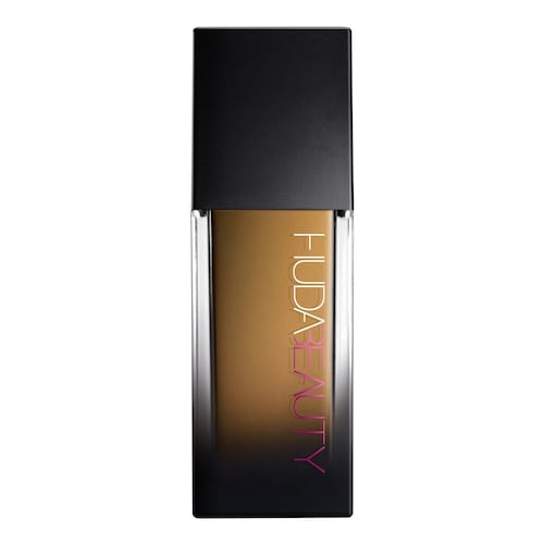 Kosmetikflasche mit schwarzem Deckel und Huda Beauty Logo. Kosmetikflasche mit schwarzem Deckel und Huda Beauty Logo.