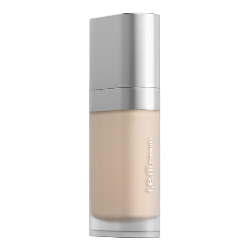 Beige Flüssigkeit in transparenter, rechteckiger Flasche mit silbernem Verschluss. Beige Flüssigkeit in transparenter, rechteckiger Flasche mit silbernem Verschluss.