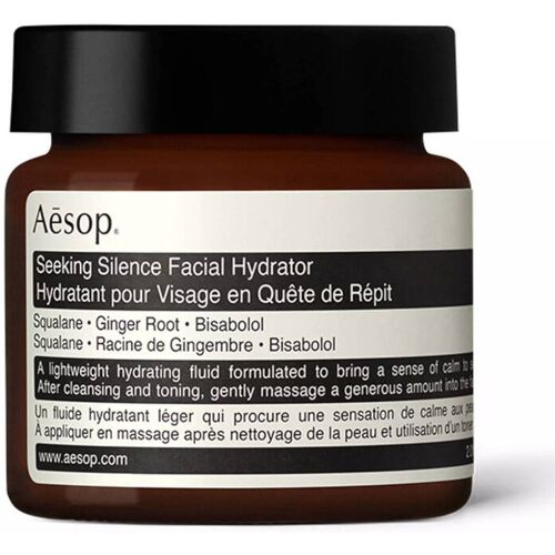 Brauner Glasbehälter mit Etikett für Aesop Gesichtscreme, schwarze Schrift auf weißem Hintergrund. Brauner Glasbehälter mit Etikett für Aesop Gesichtscreme, schwarze Schrift auf weißem Hintergrund.