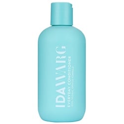 Hellblaue Flasche mit der Aufschrift "Ida Warg Everyday Conditioner".