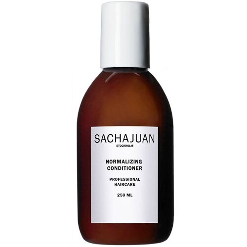 Braune Flasche mit weißem Etikett für Conditioner, Marke Sachajuan, 250 ml Inhalt.