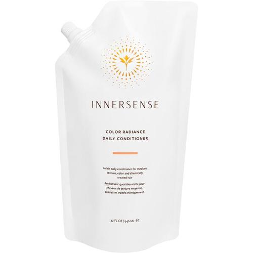 Weiße Verpackung von Innersense Color Radiance Daily Conditioner mit goldenem Logo.