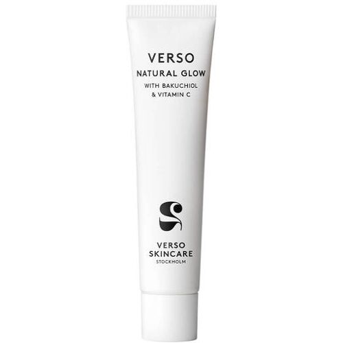 Weiße Tube mit schwarzem Text für Natural Glow Hautpflegeprodukt von Verso Skincare. Weiße Tube mit schwarzem Text für Natural Glow Hautpflegeprodukt von Verso Skincare.