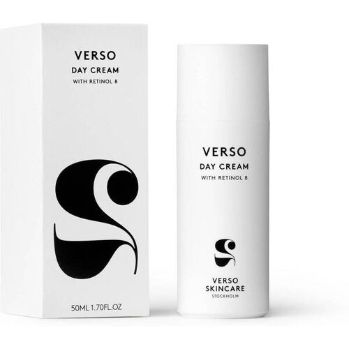 Weiße Verpackung und Flasche einer Hautpflegecreme mit schwarzer Aufschrift. Weiße Verpackung und Flasche einer Hautpflegecreme mit schwarzer Aufschrift.