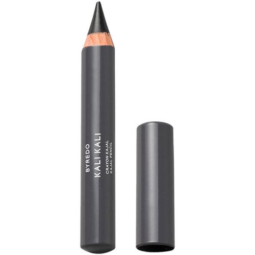 Schwarzer Kajalstift mit abgenommener Kappe auf weißem Hintergrund