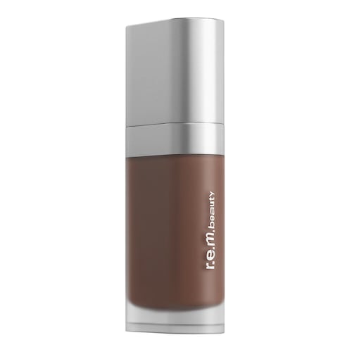 Silberne Kosmetikflasche mit braunem Flüssiginhalt, beschriftet mit „r.e.m. beauty“ Silberne Kosmetikflasche mit braunem Flüssiginhalt, beschriftet mit
