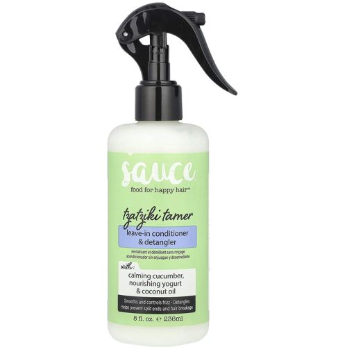 Weiße Sprayflasche mit grünem Etikett, Beschriftung „Leave-in conditioner & detangler“. Weiße Sprayflasche mit grünem Etikett, Beschriftung