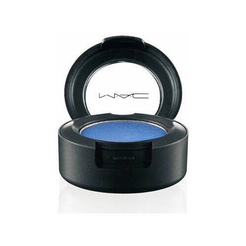Blauer Lidschatten in schwarzer Dose mit geöffnetem Deckel.