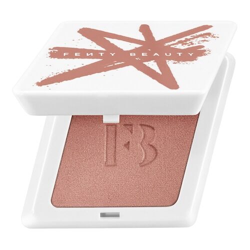 Offene Make-up-Palette mit braunem Lidschatten in weißer Verpackung. Offene Make-up-Palette mit braunem Lidschatten in weißer Verpackung.