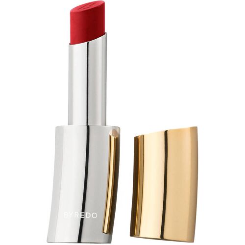 Offener Lippenstift mit silberner Hülse und roter Spitze, goldene Kappe daneben. Offener Lippenstift mit silberner Hülse und roter Spitze, goldene Kappe daneben.