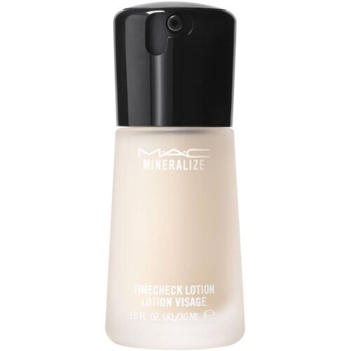 Eine MAC Mineralize Timecheck Lotion Flasche mit schwarzem Deckel. Eine MAC Mineralize Timecheck Lotion Flasche mit schwarzem Deckel.