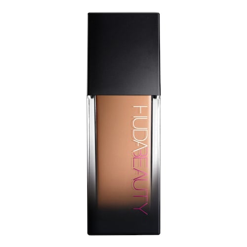 Rechteckige Make-up-Foundation-Flasche mit schwarzem Deckel und transparentem Behälter. Rechteckige Make-up-Foundation-Flasche mit schwarzem Deckel und transparentem Behälter.