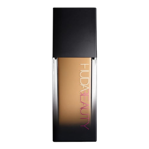 Rechteckige Make-up-Foundation-Flasche mit schwarzem Deckel und Huda Beauty-Logo. Rechteckige Make-up-Foundation-Flasche mit schwarzem Deckel und Huda Beauty-Logo.
