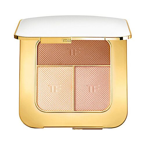 Goldene Kosmetikpalette mit drei schimmernden Pudertönen vor weißem Hintergrund.