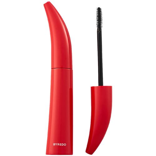 Rote Mascara mit abgewinkeltem Design und herausgezogenem Bürstenapplikator.