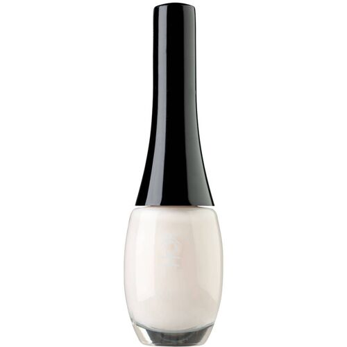 Transparente Nagellackflasche mit schwarzem Verschluss vor weißem Hintergrund.