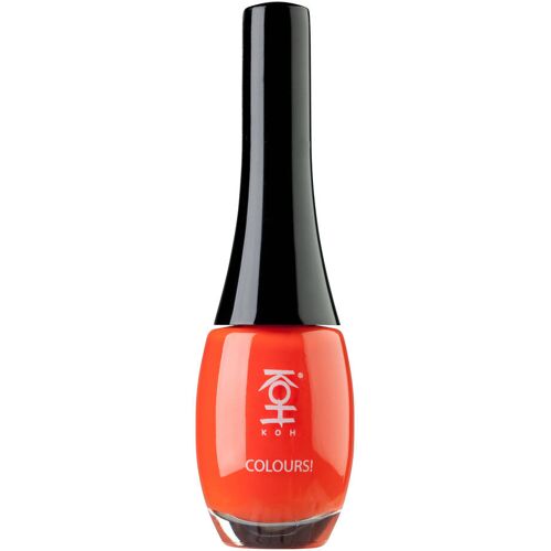 Eine rote Nagellackflasche mit schwarzem Verschluss vor weißem Hintergrund.