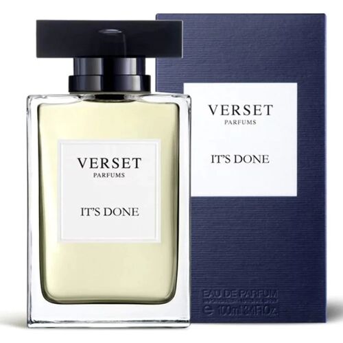 Glasflasche Parfum Verset It’s Done mit blauer Verpackung im Hintergrund.