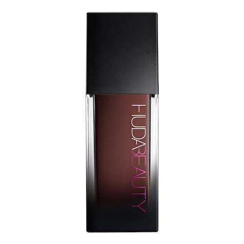 Schwarze rechteckige Parfumflasche mit farbigem Markennamen HudaBeauty auf der Vorderseite. Schwarze rechteckige Parfumflasche mit farbigem Markennamen HudaBeauty auf der Vorderseite.