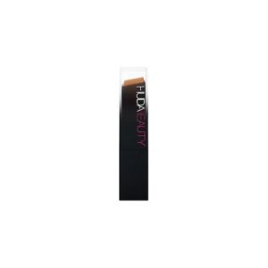 Lippenstift in schwarzer, eckiger Verpackung mit sichtbarem Aufdruck "Huda Beauty".