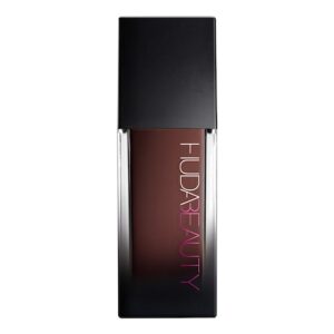 Schwarze rechteckige Parfumflasche mit farbigem Markennamen HudaBeauty auf der Vorderseite.