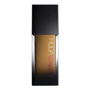Kosmetikflasche mit schwarzem Deckel und Huda Beauty Logo.