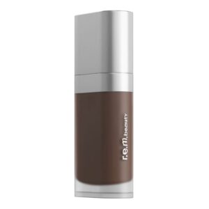 Braune Flasche mit silbernem Deckel und r.e.m.beauty-Aufschrift, isoliert auf weißem Hintergrund.