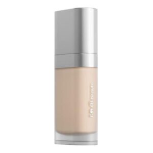Beige Flüssigkeit in transparenter, rechteckiger Flasche mit silbernem Verschluss.