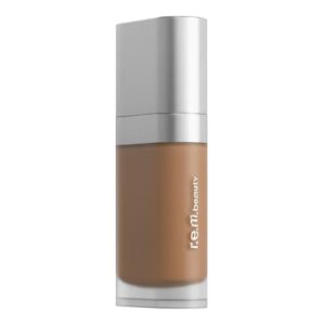 Transparente Foundation-Flasche mit silbernem Deckel, r.e.m.beauty-Logo sichtbar.