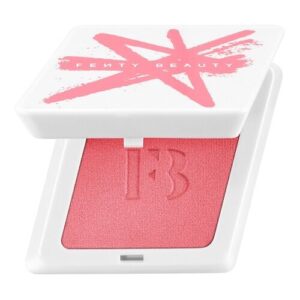 Weißes Fenty Beauty Rouge mit rosa Inhalt und markantem Logo auf dem Deckel.