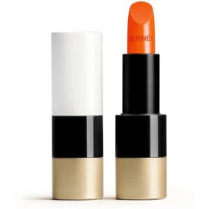 Offener orangefarbener Lippenstift neben der Kappe, beides vor weißem Hintergrund.