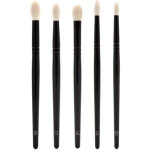 Fünf schwarze Make-up-Pinsel mit weißen Borsten in Reihung.