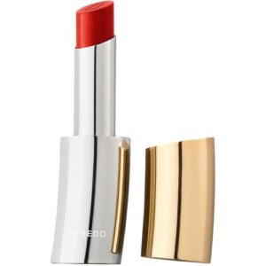 Silberner Lippenstift mit roter Spitze und goldener Kappe, seitlich liegend.