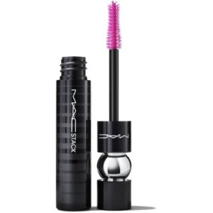 Schwarze Kosmetik-Mascara mit pinker Bürste auf weißem Hintergrund.