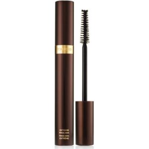 Braune Mascara mit goldenem Schriftzug, daneben ein geöffneter Mascara-Applikator.
