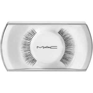 Künstliche Wimpern von MAC in einer transparenten Kunststoffverpackung.