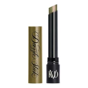 Offener Lippenstift mit metallischem Glanz und grünlicher Verpackung.