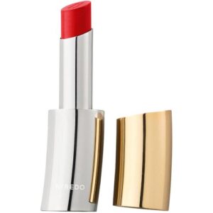 Roter Lippenstift in silberner Hülse mit goldenem Deckel.