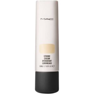 Weiße MAC Strobe Cream Tube mit schwarzem Verschluss auf weißem Hintergrund.