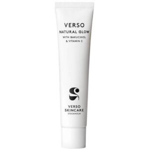 Weiße Tube mit schwarzem Text für Natural Glow Hautpflegeprodukt von Verso Skincare.